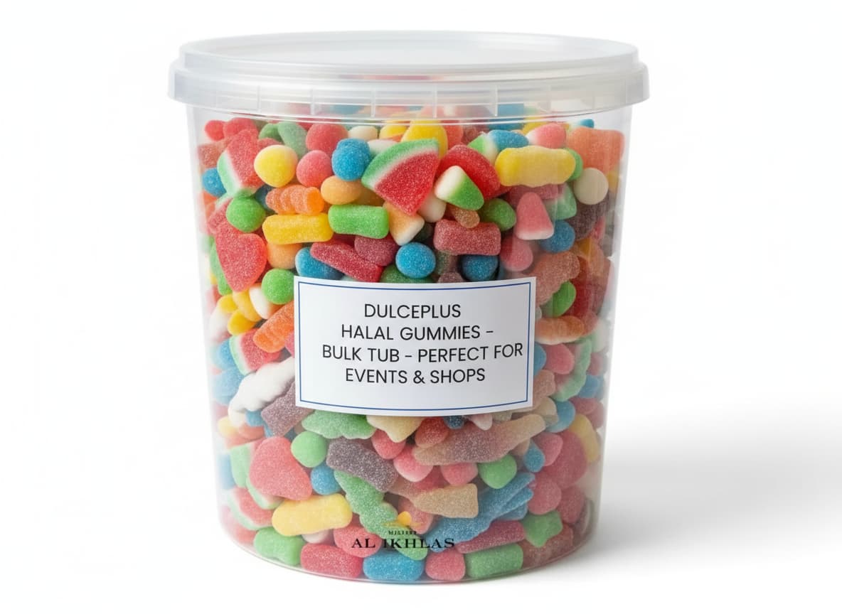 Bac transparent rempli de bonbons halal Dulceplus variés, incluant briques colorées et gommes aux fruits éclatants sous un éclairage professionnel.