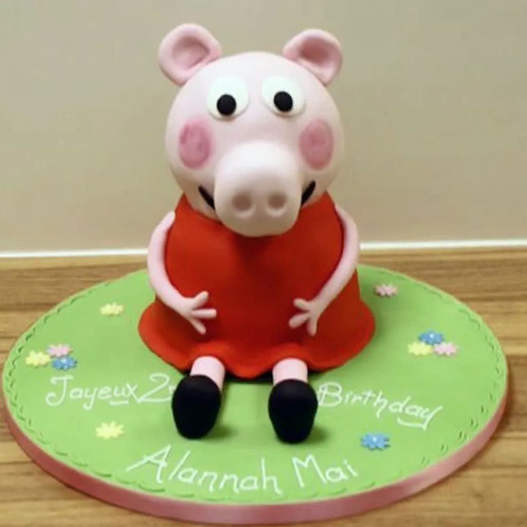 Gâteau en 3D représentant Peppa Pig avec son museau rose et ses joues rondes sur un support en bois devant un fond pastel.