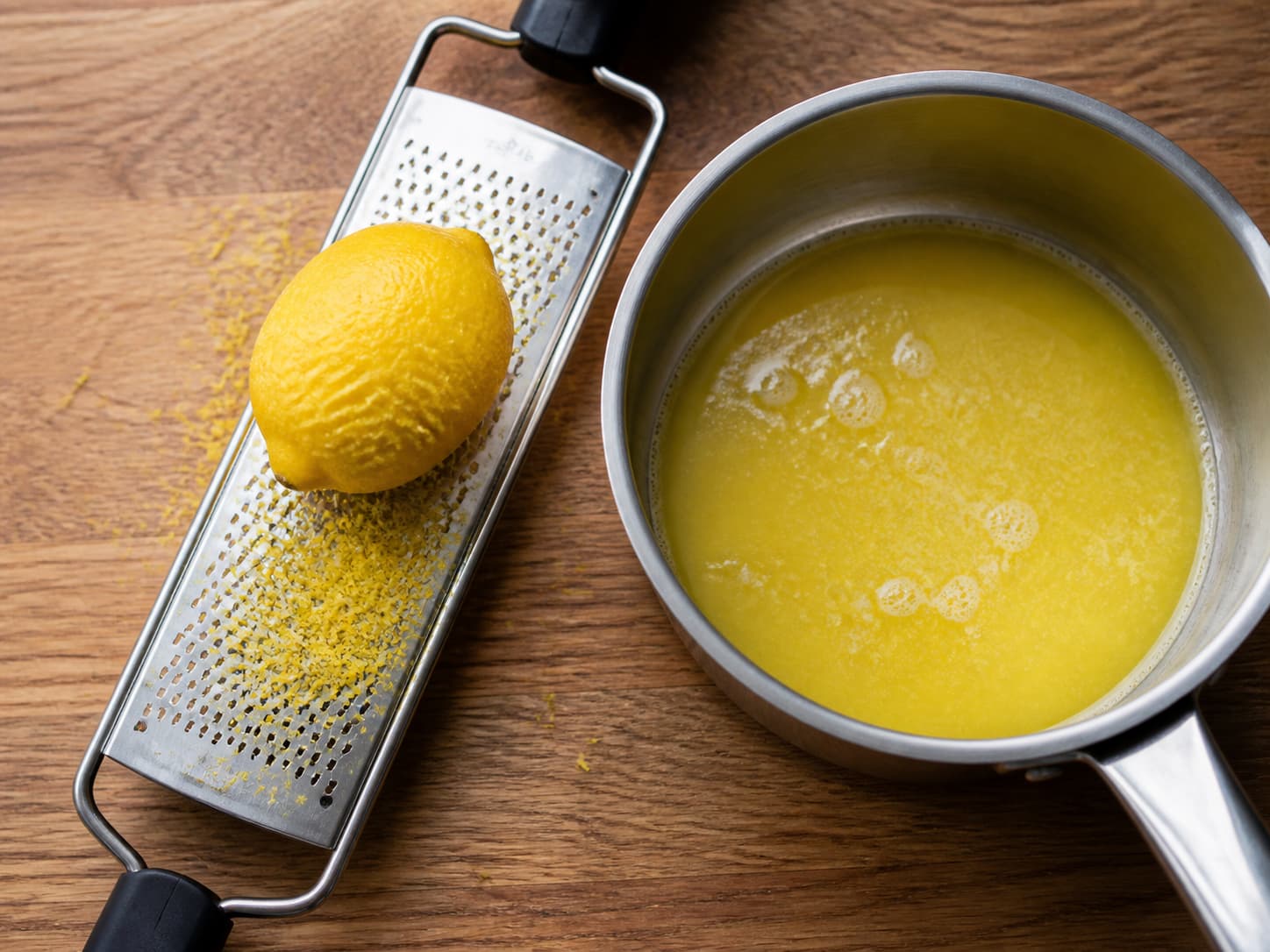 Râpe fine avec du zeste de citron jaune à côté d