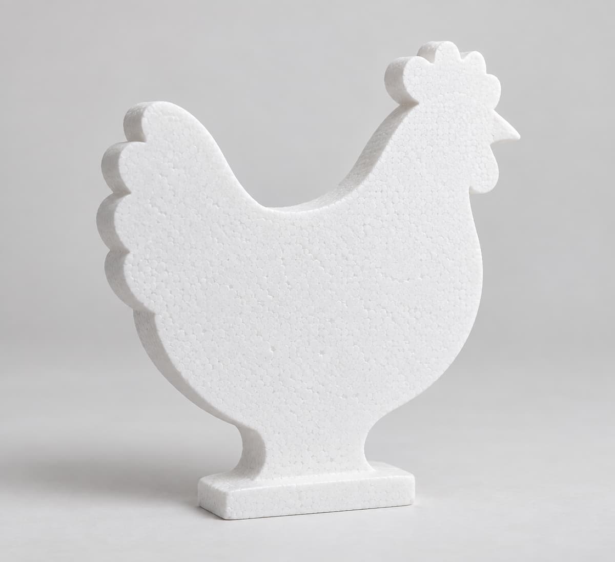Silhouette de poule en polystyrène blanc debout sur un fond clair, avec crête et bec bien visibles et base stable.