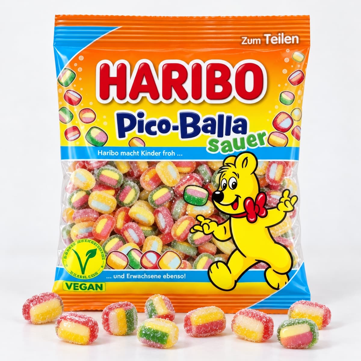 Sachet HARIBO Pico Balla veggie présenté avec quelques bonbons disposés devant sur un fond neutre.